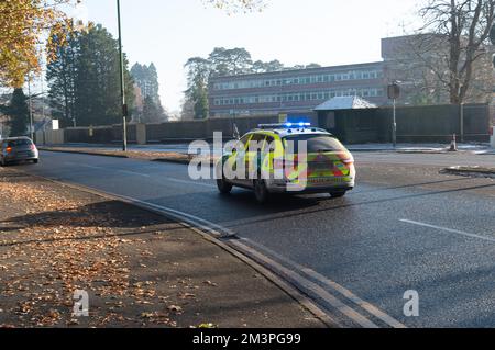 Ascot, Berkshire, Regno Unito. 16th dicembre 2022. A seguito di un grave incidente stradale di questa mattina ad Ascot High Street, la polizia della valle del Tamigi ha da allora confermato che una donna di 91 anni, che era un pedone in collisione con un furgone bianco, è stata portata in ospedale, ma purtroppo è morta. Non sono stati effettuati arresti. Erano presenti la polizia della Valle del Tamigi, gli equipaggi dell'ambulanza di emergenza e le squadre di terapia intensiva dell'ambulanza aerea della Valle del Tamigi. Una parte della High Street è rimasta chiusa questo pomeriggio, mentre la polizia e le squadre investigative sugli incidenti sono rimaste sulla scena. Credit: Alamy Live News Foto Stock