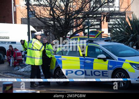 Ascot, Berkshire, Regno Unito. 16th dicembre 2022. A seguito di un grave incidente stradale di questa mattina ad Ascot High Street, la polizia della valle del Tamigi ha da allora confermato che una donna di 91 anni, che era un pedone in collisione con un furgone bianco, è stata portata in ospedale, ma purtroppo è morta. Non sono stati effettuati arresti. Erano presenti la polizia della Valle del Tamigi, gli equipaggi dell'ambulanza di emergenza e le squadre di terapia intensiva dell'ambulanza aerea della Valle del Tamigi. Una parte della High Street è rimasta chiusa questo pomeriggio, mentre la polizia e le squadre investigative sugli incidenti sono rimaste sulla scena. Credit: Alamy Live News Foto Stock