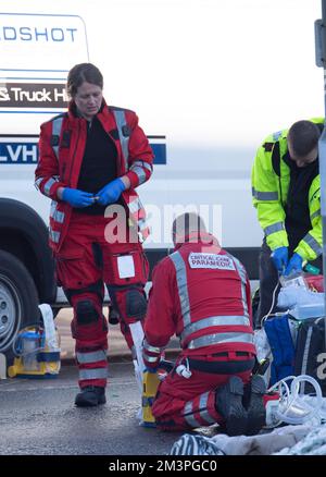 Ascot, Berkshire, Regno Unito. 16th dicembre 2022. A seguito di un grave incidente stradale di questa mattina ad Ascot High Street, la polizia della valle del Tamigi ha da allora confermato che una donna di 91 anni, che era un pedone in collisione con un furgone bianco, è stata portata in ospedale, ma purtroppo è morta. Non sono stati effettuati arresti. Erano presenti la polizia della Valle del Tamigi, gli equipaggi dell'ambulanza di emergenza e le squadre di terapia intensiva dell'ambulanza aerea della Valle del Tamigi. Una parte della High Street è rimasta chiusa questo pomeriggio, mentre la polizia e le squadre investigative sugli incidenti sono rimaste sulla scena. Credit: Alamy Live News Foto Stock