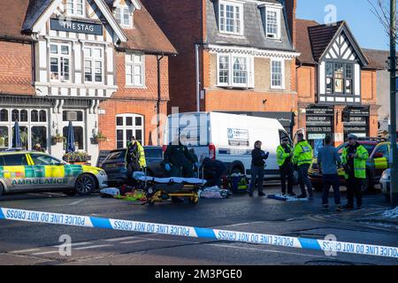 Ascot, Berkshire, Regno Unito. 16th dicembre 2022. A seguito di un grave incidente stradale di questa mattina ad Ascot High Street, la polizia della valle del Tamigi ha da allora confermato che una donna di 91 anni, che era un pedone in collisione con un furgone bianco, è stata portata in ospedale, ma purtroppo è morta. Non sono stati effettuati arresti. Erano presenti la polizia della Valle del Tamigi, gli equipaggi dell'ambulanza di emergenza e le squadre di terapia intensiva dell'ambulanza aerea della Valle del Tamigi. Una parte della High Street è rimasta chiusa questo pomeriggio, mentre la polizia e le squadre investigative sugli incidenti sono rimaste sulla scena. Credit: Alamy Live News Foto Stock