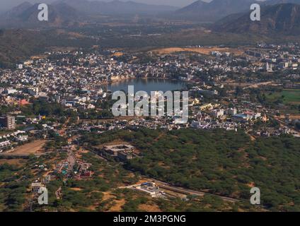 Vista elevata del lago e della città, Rajasthan, Pushkar, India Foto Stock