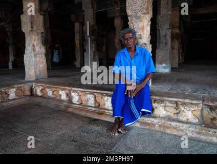 Ritratto di un uomo indiano vestito in blu all'interno del Tempio di Sri Ranganathaswamy, Tamil Nadu, Tiruchirappalli, India Foto Stock