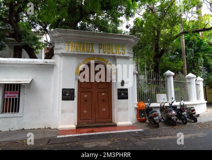 Travaux publics vecchio edificio coloniale nel quartiere francese, Pondicherry, Pudicherry, India Foto Stock