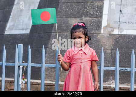 Dhaka, Bangladesh. 16th Dec, 2022. Un bambino detiene la bandiera nazionale del Bangladesh durante la celebrazione della Giornata della Vittoria. Il Bangladesh celebra l'anniversario della sua gloriosa vittoria sulle forze di occupazione pakistane nel 1971. Il 16 dicembre 1971 la nazione ottenne la sua indipendenza dopo una guerra di liberazione di nove mesi. Credit: SOPA Images Limited/Alamy Live News Foto Stock