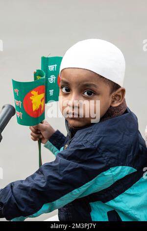 Dhaka, Bangladesh. 16th Dec, 2022. Un bambino detiene la bandiera nazionale del Bangladesh durante la celebrazione della Giornata della Vittoria. Il Bangladesh celebra l'anniversario della sua gloriosa vittoria sulle forze di occupazione pakistane nel 1971. Il 16 dicembre 1971 la nazione ottenne la sua indipendenza dopo una guerra di liberazione di nove mesi. Credit: SOPA Images Limited/Alamy Live News Foto Stock