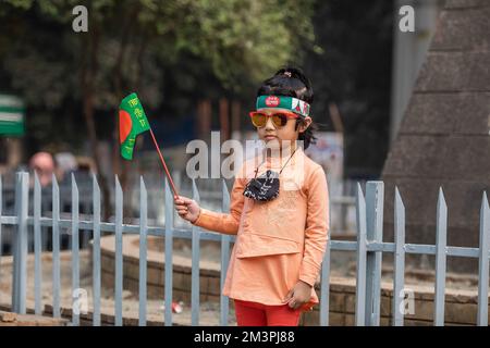 Dhaka, Bangladesh. 16th Dec, 2022. Un bambino detiene la bandiera nazionale del Bangladesh durante la celebrazione della Giornata della Vittoria. Il Bangladesh celebra l'anniversario della sua gloriosa vittoria sulle forze di occupazione pakistane nel 1971. Il 16 dicembre 1971 la nazione ottenne la sua indipendenza dopo una guerra di liberazione di nove mesi. Credit: SOPA Images Limited/Alamy Live News Foto Stock