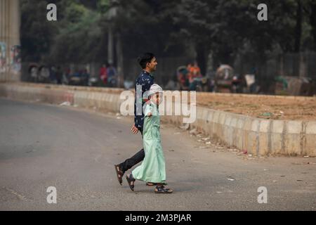 Dhaka, Bangladesh. 16th Dec, 2022. Un bambino detiene la bandiera nazionale del Bangladesh durante la celebrazione della Giornata della Vittoria. Il Bangladesh celebra l'anniversario della sua gloriosa vittoria sulle forze di occupazione pakistane nel 1971. Il 16 dicembre 1971 la nazione ottenne la sua indipendenza dopo una guerra di liberazione di nove mesi. Credit: SOPA Images Limited/Alamy Live News Foto Stock