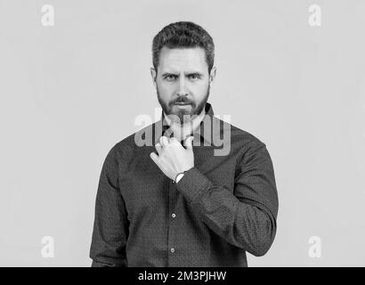 Uomo con bearded indossa una camicia di moda casual per un'occasione informale sfondo grigio, outfitting Foto Stock