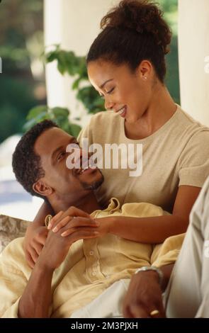 Coppia afro-americana in primo piano abbracciando guardarsi l'un l'altro Foto Stock