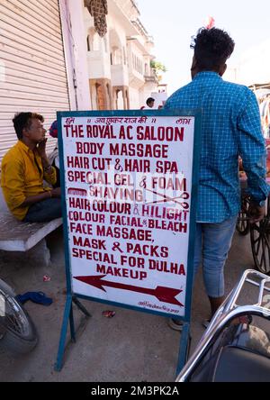 Barbiere e segno spa in strada, Rajasthan, Pushkar, India Foto Stock