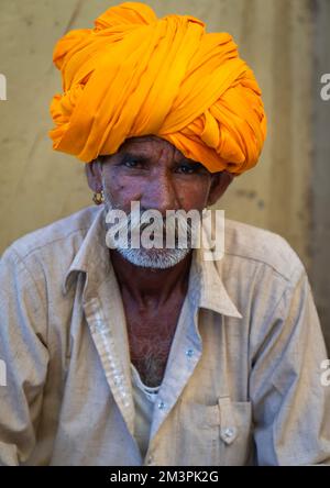 Ritratto di un uomo rajasthani con un turbante giallo, Rajasthan, Pushkar, India Foto Stock