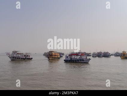 Varietà di barche ancorate in acqua, Maharashtra stato, Mumbai, India Foto Stock