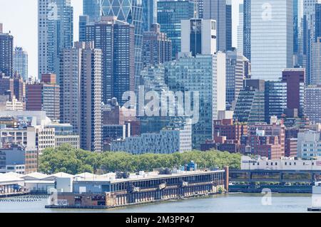 Mercedes House è un alto edificio a 32 piani nella sezione Hell’s Kitchen di Manhattan. Appartamenti in affitto e condominio sorgono sopra uno showroom Mercedes-Benz. Foto Stock