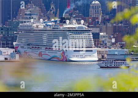 Norwegian Joy, una nave da crociera della Norwegian Cruise Line, naviga da NYC in estate e in autunno verso le Bermuda, le Bahamas, i Caraibi, il Canada e il New England. Foto Stock