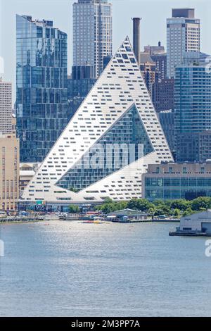 VIA 57 West è un "courtscraper" residenziale a 34 piani progettato da Bjarke Ingels Group (BIG). La forma tetraedrica cava è unica a New York. Foto Stock