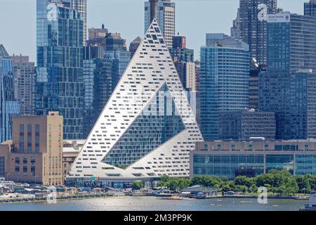 VIA 57 West è un "courtscraper" residenziale a 34 piani progettato da Bjarke Ingels Group (BIG). La forma tetraedrica cava è unica a New York. Foto Stock