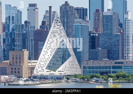 VIA 57 West è un "courtscraper" residenziale a 34 piani progettato da Bjarke Ingels Group (BIG). La forma tetraedrica cava è unica a New York. Foto Stock