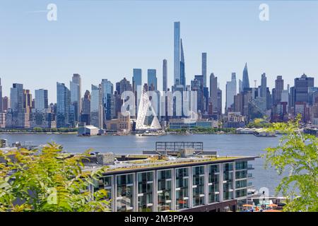 VIA 57 West è un "courtscraper" residenziale a 34 piani progettato da Bjarke Ingels Group (BIG). La forma tetraedrica cava è unica a New York. Foto Stock