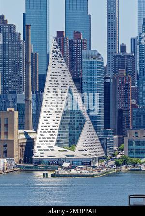 VIA 57 West è un "courtscraper" residenziale a 34 piani progettato da Bjarke Ingels Group (BIG). La forma tetraedrica cava è unica a New York. Foto Stock