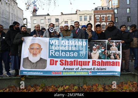 Londra, Regno Unito. 16th dicembre 2022. La democrazia è la maledizione delle persone di colore, la gente urla che la democrazia è un altro caos nazionale nel paese. Perché, oltremare Bangladese protestare per l'arresto del leader dell'opposizione e l'Amer del Bangladesh Giamaat-e Islami Dr. Shafiqur Rahman da parte del regime fascista Awami. Purtroppo, oggi il 16th dicembre sarà anche "la Lega Awami del Bangladesh - il 51st° anniversario della vittoria”, invece di celebrare la protesta per la cosiddetta democrazia per il cambiamento di regime? Stranamente, sembra anche essere l'interesse dell'Occidente per la democrazia o Foto Stock