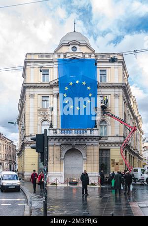 La bandiera dell'UE è stata posta sopra la fiamma eterna per celebrare lo status di candidato all'adesione all'UE che la Bosnia-Erzegovina ha ricevuto ieri. Foto Stock