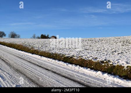 cingoli di pneumatici in presenza di neve profonda che sale in salita Foto Stock