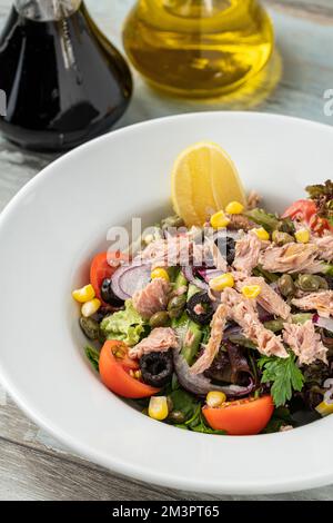 Insalata di tonno in una ciotola di porcellana bianca. Concetto di cibo sano Foto Stock