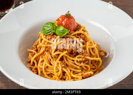 Spaghetti con salsa bolognese su piatto di porcellana bianca Foto Stock