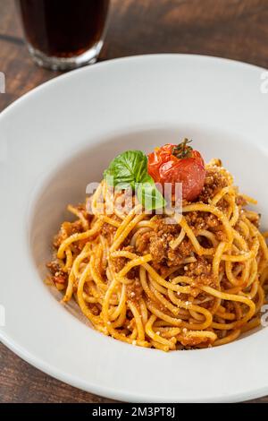 Spaghetti con salsa bolognese su piatto di porcellana bianca Foto Stock