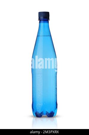 bottiglia blu in gocce con acqua minerale su sfondo bianco Foto Stock