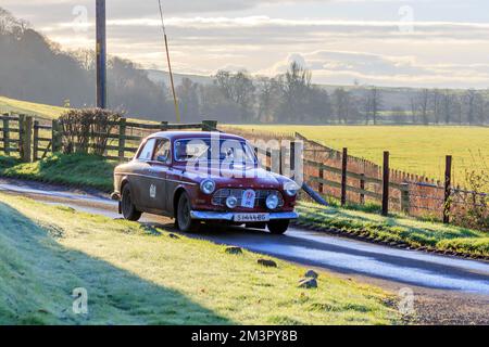 Middleshaw, Scozia - 05 dicembre 2022 : 1965 Volvo 122S auto in gara nella Hero le Jog Land alla fine del John o'Groats Reliability Trial Foto Stock