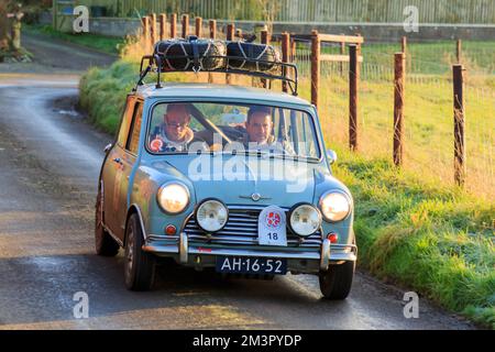 Middleshaw, Scozia - 05 dicembre 2022 : 1964:00 Morris Mini Cooper s auto in gara nella fine di Hero le Jog Land a John o'Groats Reliability Trial Foto Stock