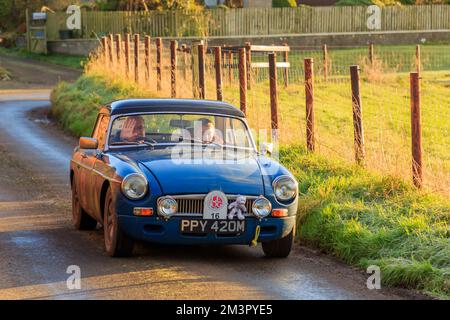 Middleshaw, Scozia - 05 dicembre 2022 : 1973 MG B Roadster auto in gara alla fine di Hero le Jog Land a John o'Groats Reliability Trial Foto Stock