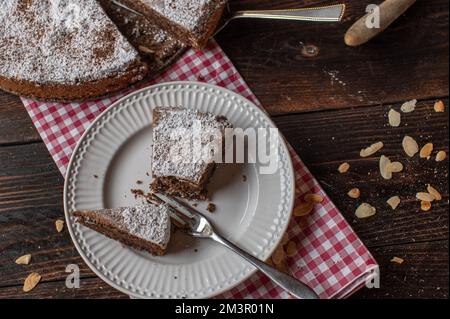 Torta di mandorle al cioccolato. Tradizionale torta caprese italiana. Al forno senza farina di grano. Foto Stock