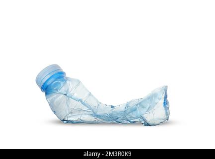piccola bottiglia di plastica schiacciata su fondo bianco Foto stock - Alamy
