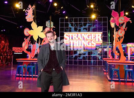 USO EDITORIALE SOLO Joseph Quinn, che ha interpretato Eddie Munson nella quarta stagione della serie Netflix Stranger Things, allo Stranger Things Experience, Londra. Data immagine: Venerdì 16 dicembre 2022. Foto Stock