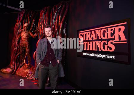 USO EDITORIALE SOLO Joseph Quinn, che ha interpretato Eddie Munson nella quarta stagione della serie Netflix Stranger Things, allo Stranger Things Experience, Londra. Data immagine: Venerdì 16 dicembre 2022. Foto Stock