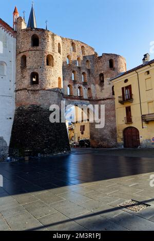 Porta Savoia, la porta romana ben conservata (porta Civitatis) con due torri (3rd sec. d.C.) dell'antico Seguium, oggi Susa, Piemonte, Italia Foto Stock