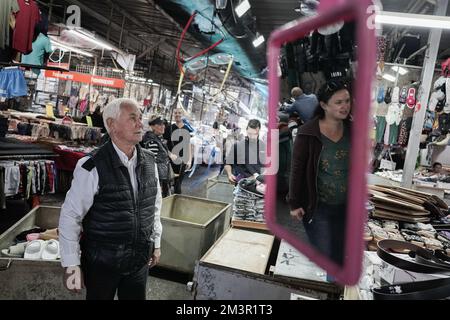 Tel Aviv, Israele. 16th dicembre 2022. Gli amanti dello shopping al mercato Shuk Hacarmel, un mercato all'aperto fondato negli anni '1920s. Credito: NIR Alon/Alamy L Foto Stock