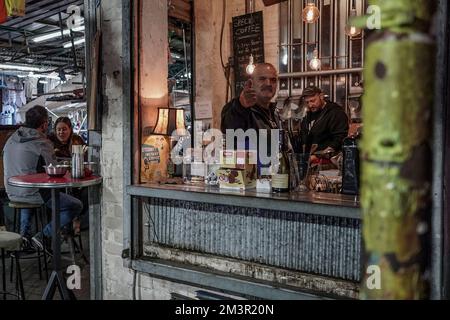 Tel Aviv, Israele. 16th dicembre 2022. The Coffee in the Shuk Shop, fondato negli anni '1930s, al Shuk Hacarmel Market, un mercato all'aperto esta Foto Stock