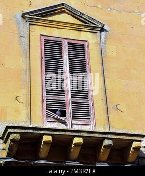 finestre del centro storico di Enna Sicilia Italia Foto Stock