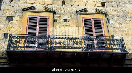 finestre del centro storico di Enna Sicilia Italia Foto Stock