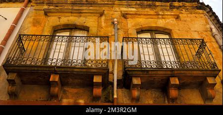 finestre del centro storico di Enna Sicilia Italia Foto Stock