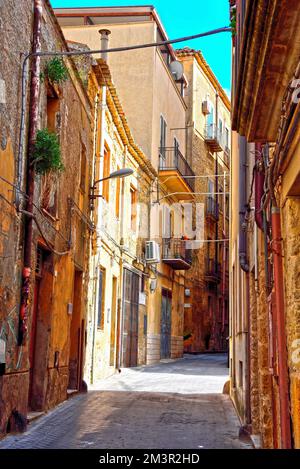 finestre del centro storico di Enna Sicilia Italia Foto Stock