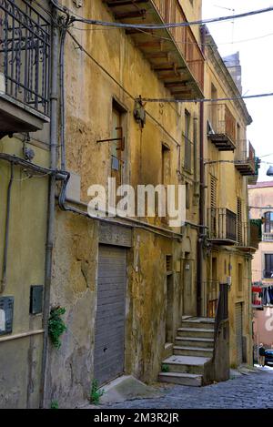 finestre del centro storico di Enna Sicilia Italia Foto Stock