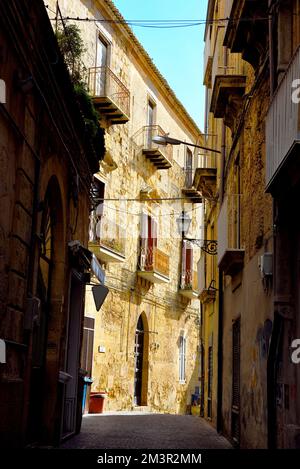 finestre del centro storico di Enna Sicilia Italia Foto Stock