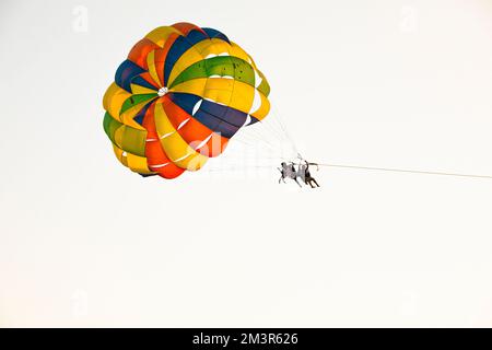 Sport acquatici a Colva, Parasailing Foto Stock