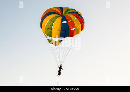 Sport acquatici a Colva, Parasailing Foto Stock