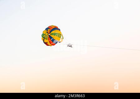 Sport acquatici a Colva, Parasailing Foto Stock