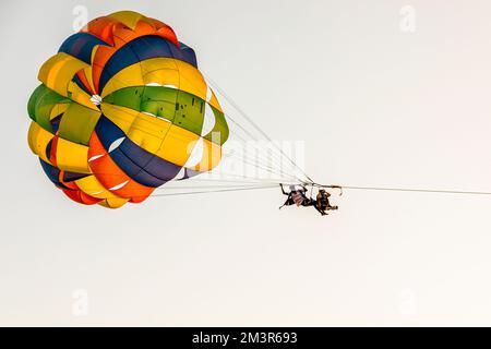 Sport acquatici a Colva, Parasailing Foto Stock